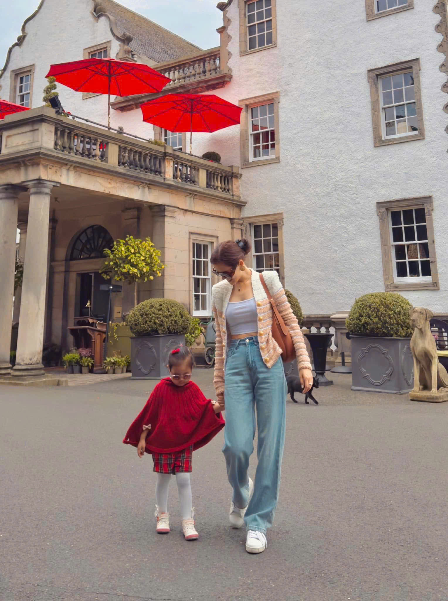 Phanh Lee và ái nữ 4 tuổi xuất ngoại như đi chợ chồng đại gia làm phó nháy giấu mặt