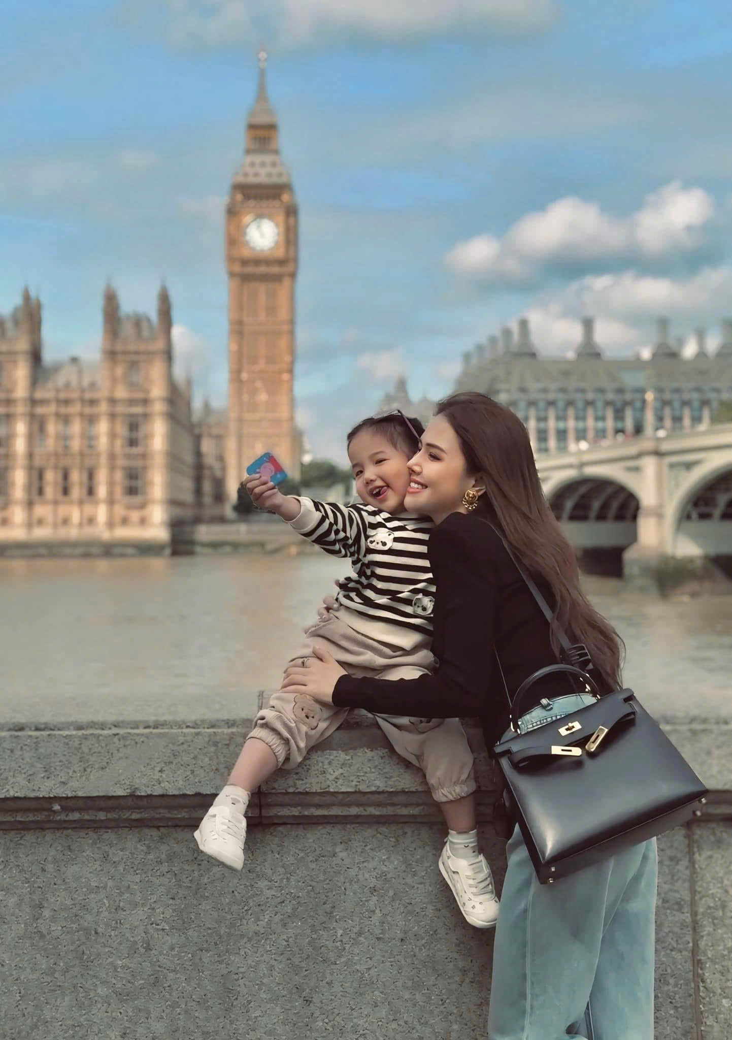 Phanh Lee và ái nữ 4 tuổi xuất ngoại như đi chợ chồng đại gia làm phó nháy giấu mặt