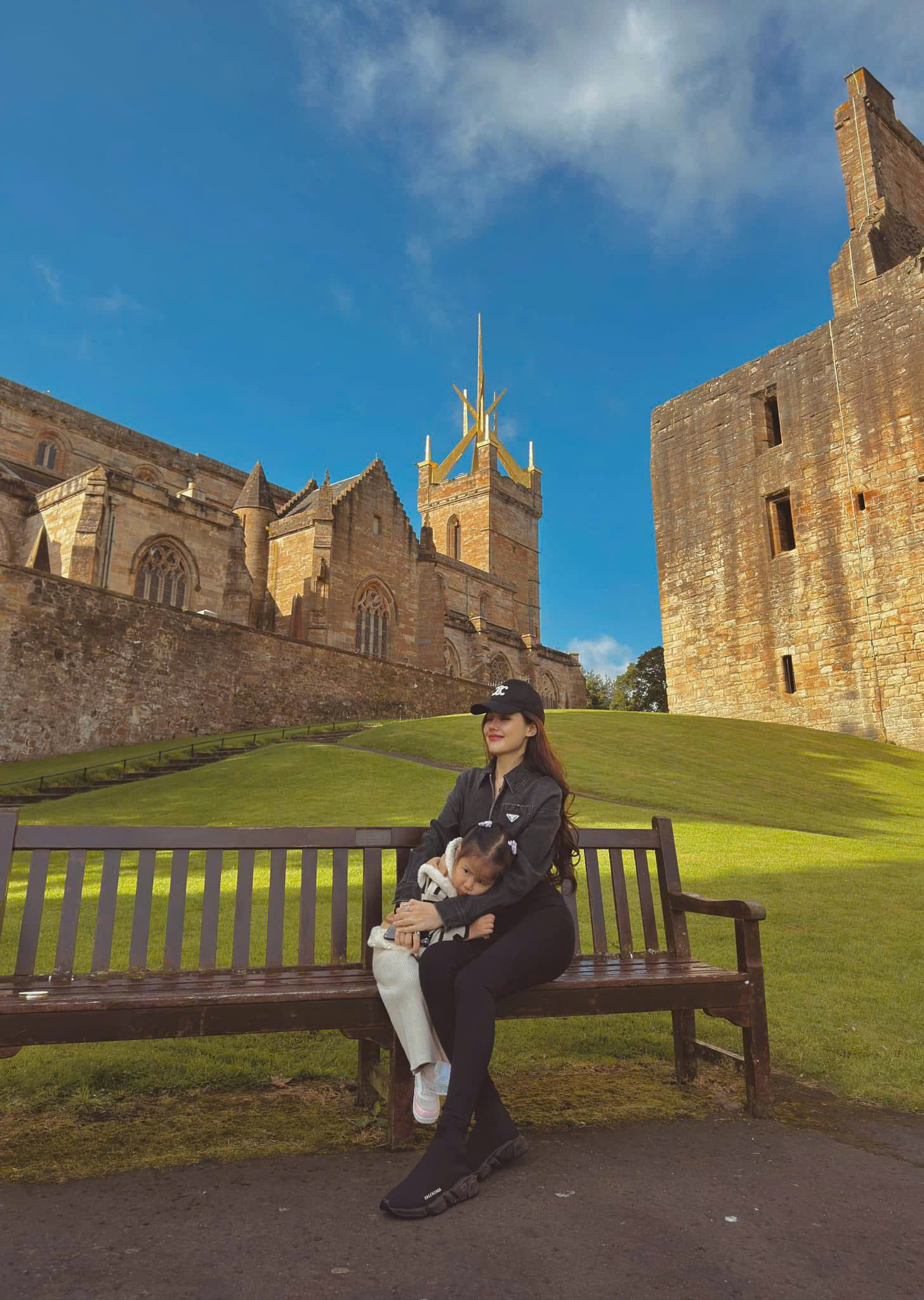 Phanh Lee và ái nữ 4 tuổi xuất ngoại như đi chợ chồng đại gia làm phó nháy giấu mặt