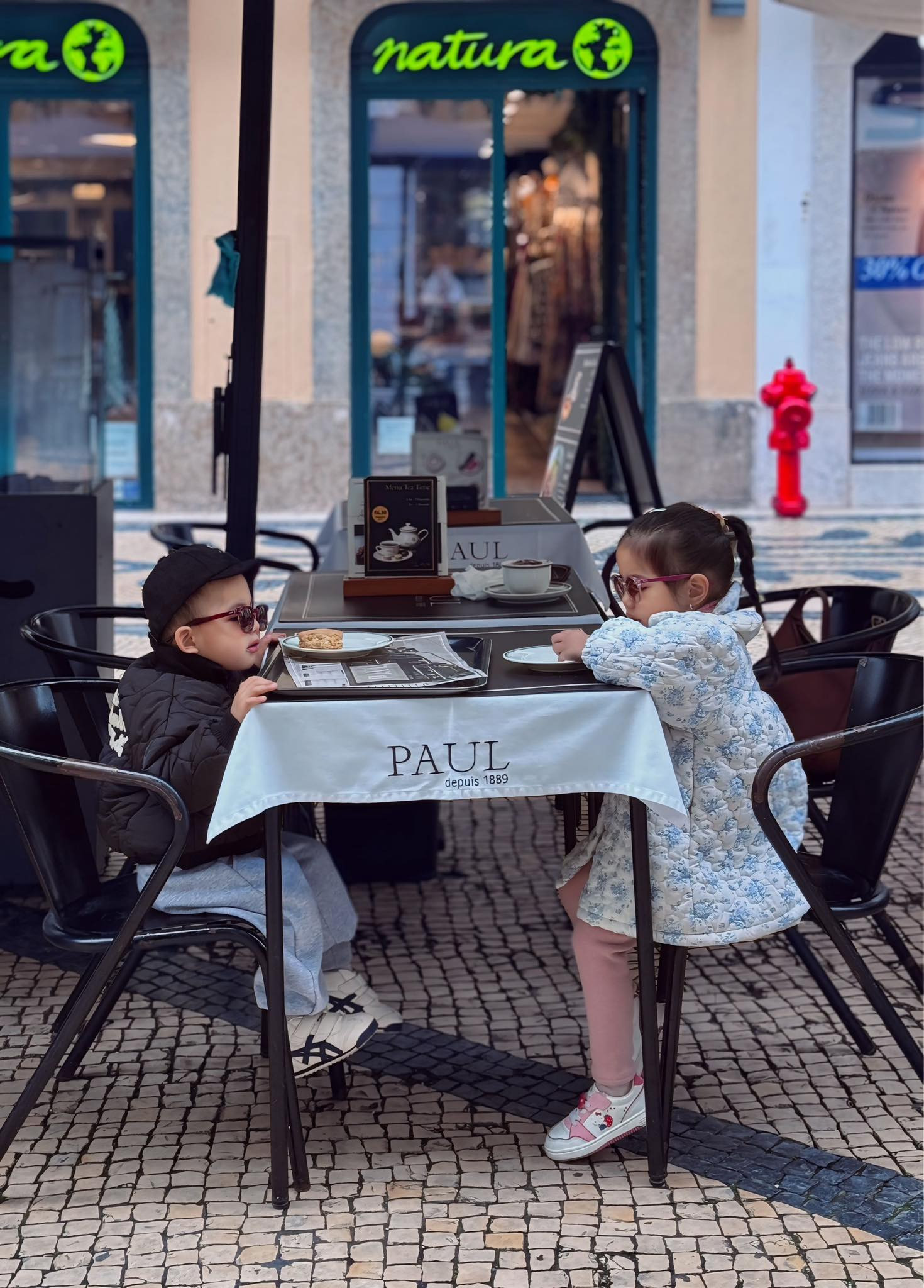 Phanh Lee và ái nữ 4 tuổi xuất ngoại như đi chợ chồng đại gia làm phó nháy giấu mặt