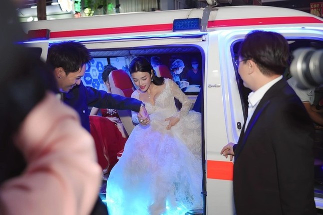 Vụ nghệ sĩ tới thảm đỏ bằng xe cấp cứu tại TPHCM: 'Sai sót không thể chối cãi' ảnh 1