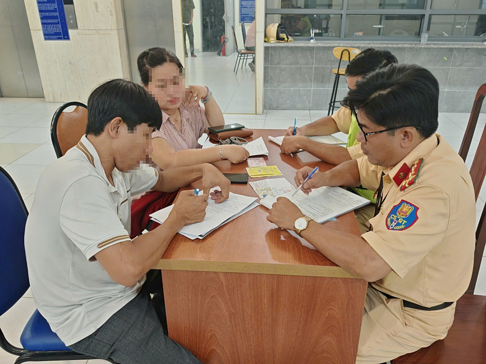 xe cuu thuong phim am duong lo 1.jpg