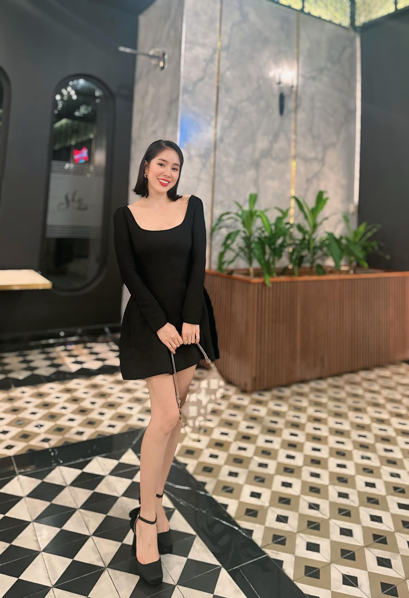 Cam thường bắt cận sắc vóc Lê Phương sau giảm 30kg có khác biệt so với ảnh tự đăng