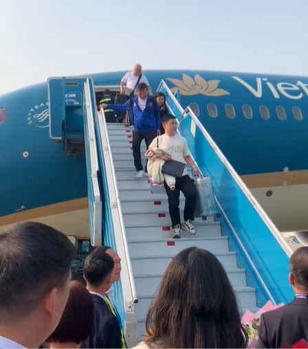 Chồng Đỗ Mỹ Linh bị soi có hành động thiếu tinh tế với vợ