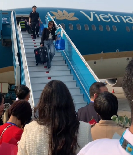 Chồng Đỗ Mỹ Linh bị soi có hành động thiếu tinh tế với vợ