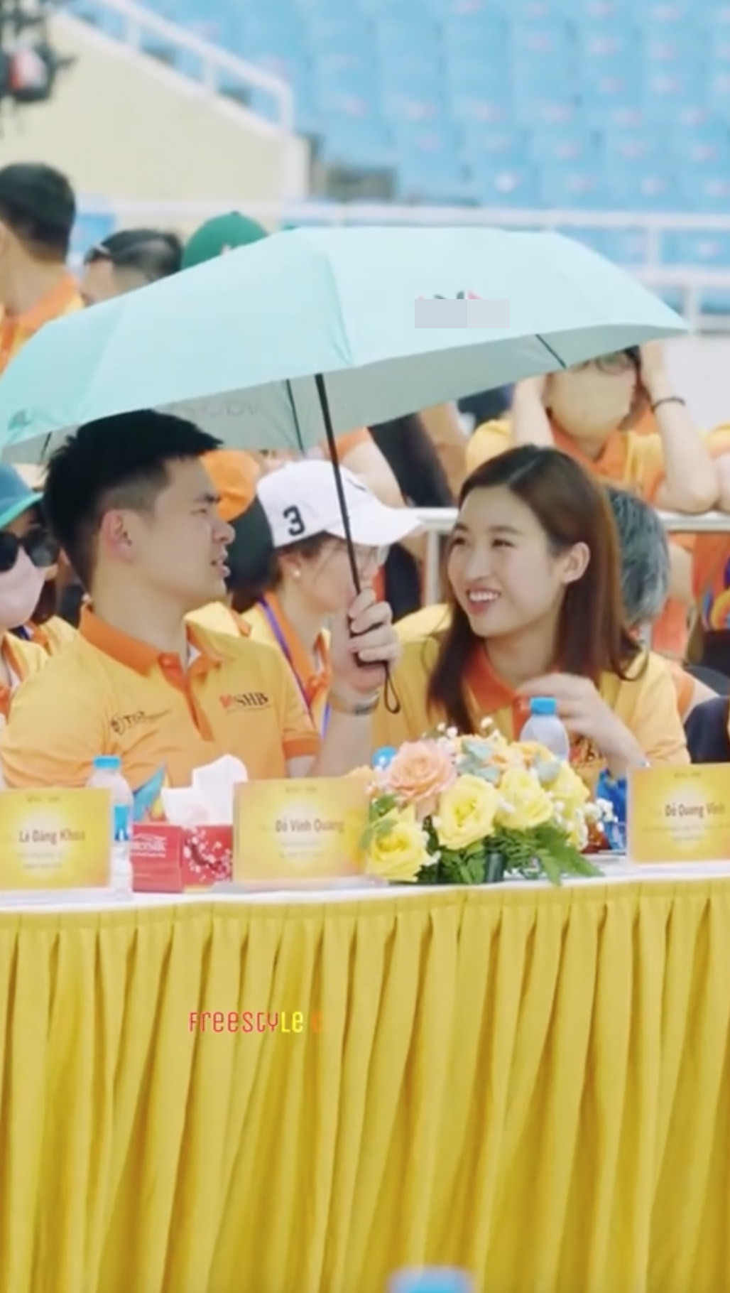 Chồng Đỗ Mỹ Linh bị soi có hành động thiếu tinh tế với vợ