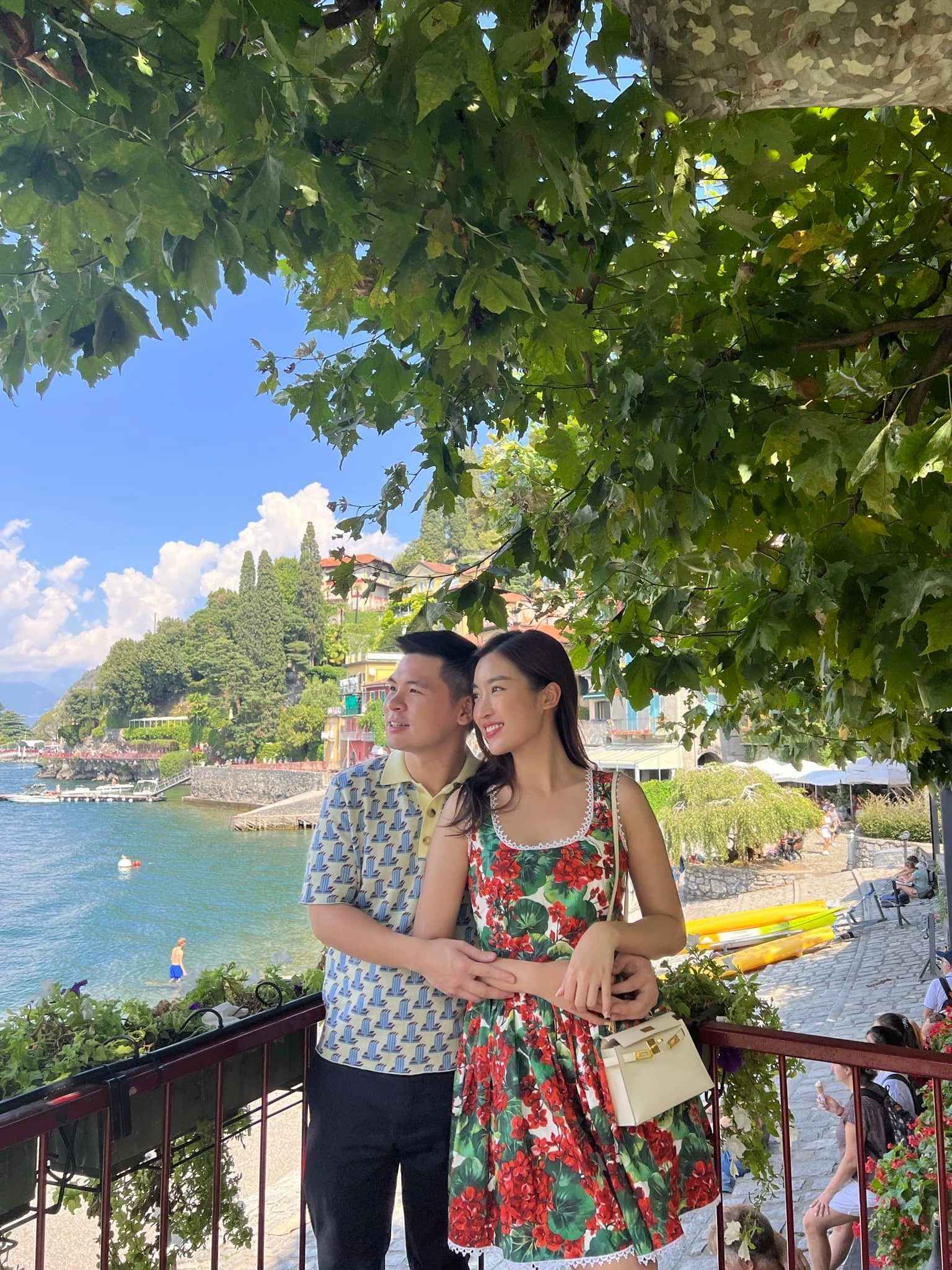 Chồng Đỗ Mỹ Linh bị soi có hành động thiếu tinh tế với vợ