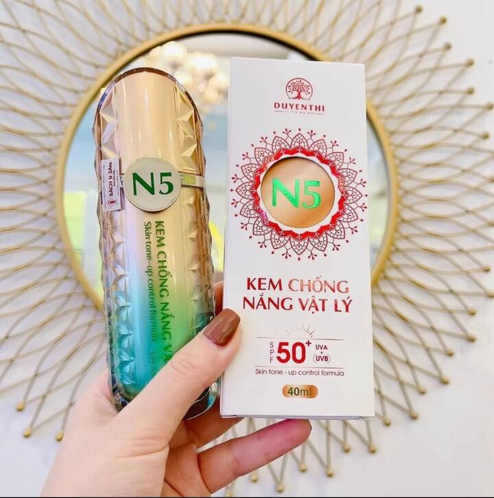 Kem chống nắng vật lý phân tán tia UV ra khỏi bề mặt da, giúp bảo vệ da khỏi tác hại của ánh sáng mặt trời ngay lập tức (Ảnh: mho)