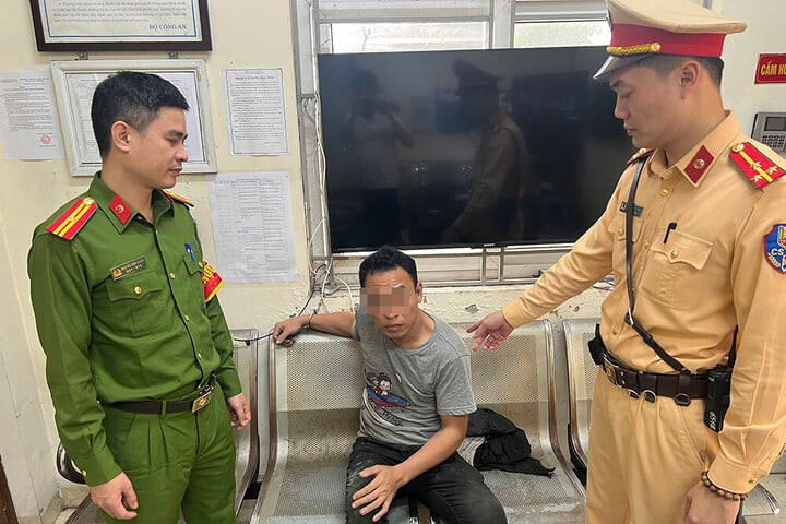 Khống chế kẻ nghi 'ngáo đá', tấn công người đi đường ở Hà Nội - 2