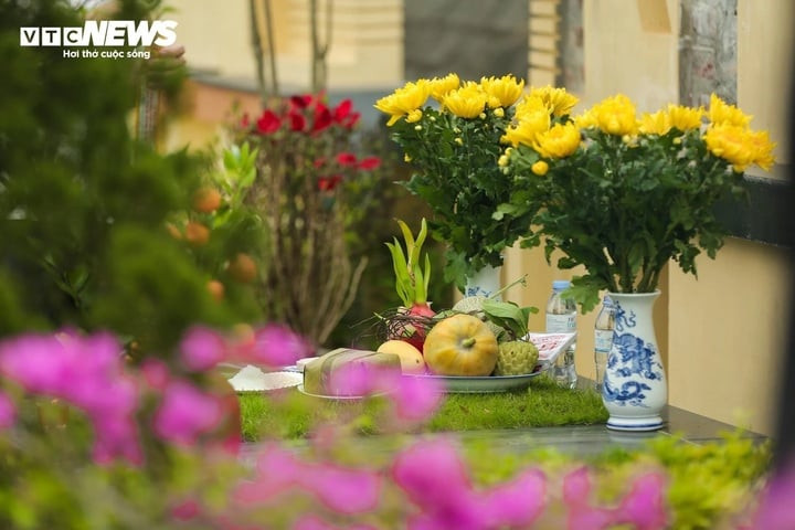 Mâm cúng Tết Thanh minh đơn giản ngoài mộ. (Ảnh: Ngô Nhung)