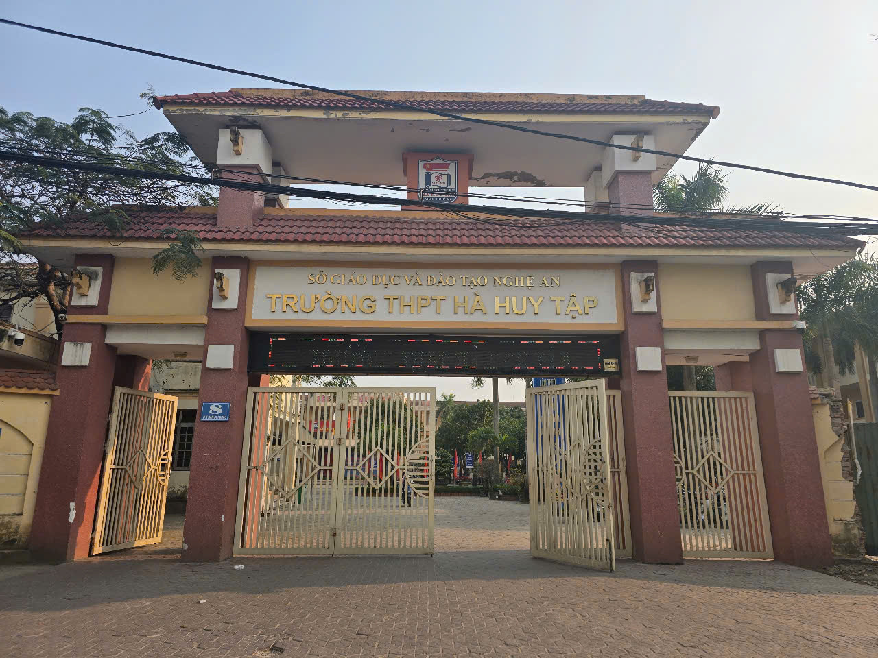 Nữ sinh lớp 11 bị đánh hội đồng phải nhập viện - Ảnh 1.