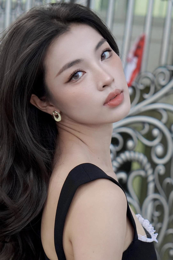 Sắc vóc đời thực nữ diễn viên 9X vừa vướng ồn ào vụ nghệ sĩ tới thảm đỏ bằng xe cứu thương- Ảnh 6.