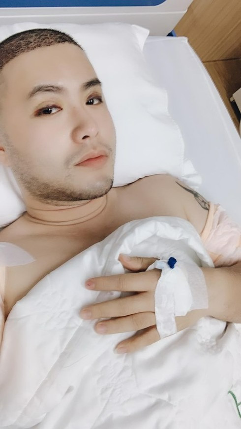 Sao nam Vbiz chi 300 triệu trùng tu nhan sắc xuất hiện với ngoại hình gây sốc trên sân pickleball