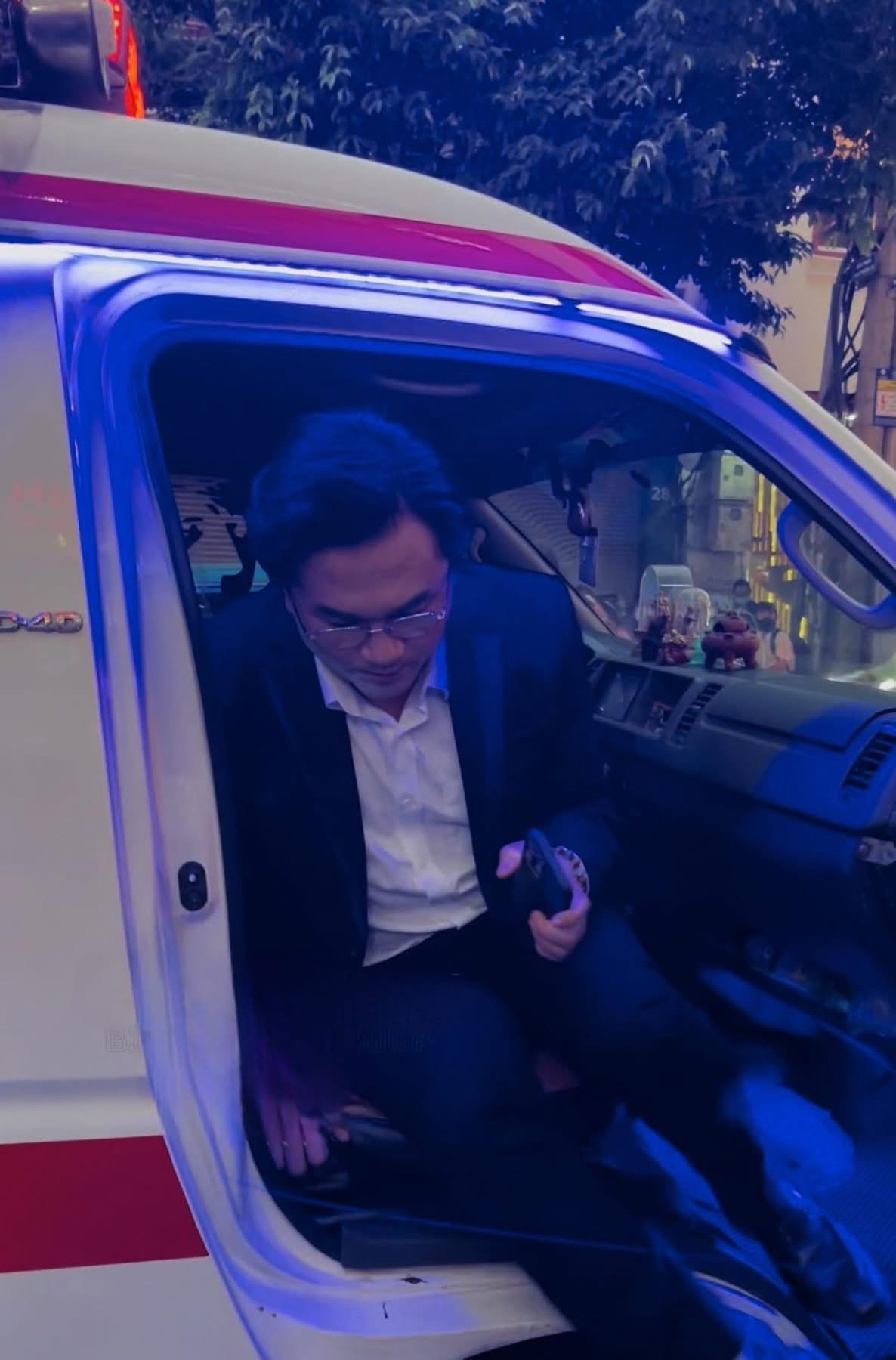 Truy tìm xe cứu thương hú còi inh ỏi chở nghệ sĩ tới thảm đỏ ở TPHCM ảnh 4