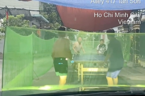 Xôn xao clip nhóm người ở TPHCM dùng lưới chặn đường để chơi bóng bàn