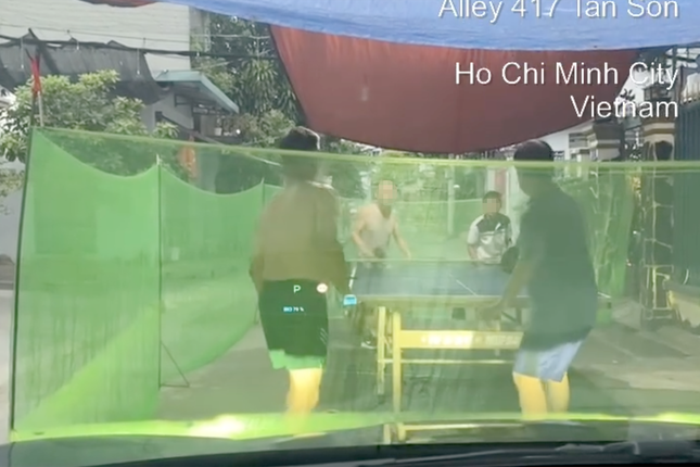 Xôn xao clip nhóm người ở TPHCM dùng lưới chặn đường để chơi bóng bàn ảnh 1