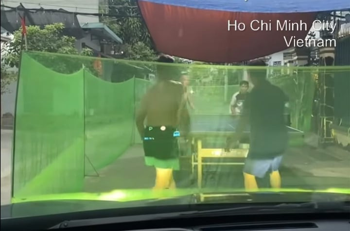 Nhóm người chặn hẻm, đánh bóng bàn, cản trở phương tiện lưu thông. (Ảnh chụp màn hình)