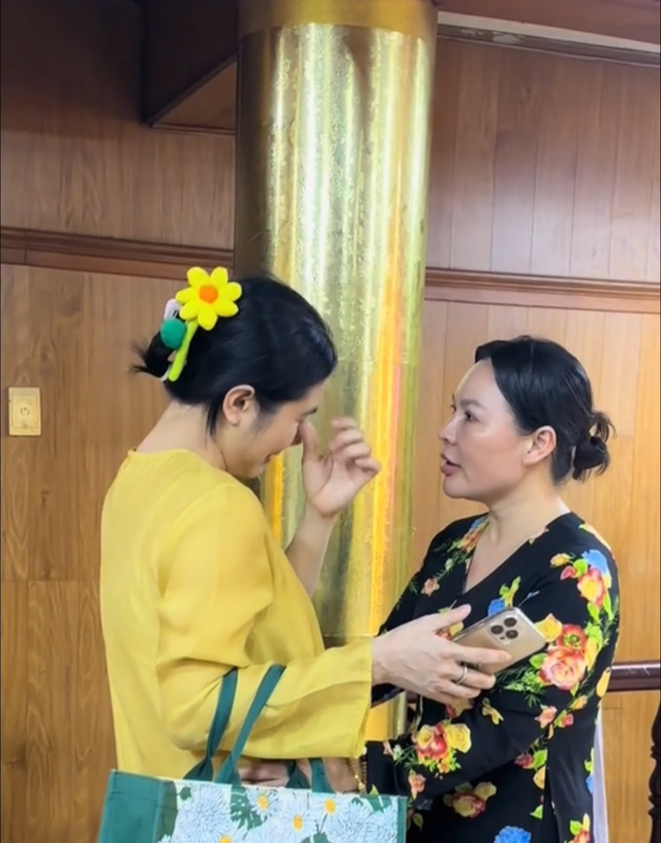 Xúc động hình ảnh Vân Trang bật khóc ôm vợ cố nghệ sĩ Quý Bình