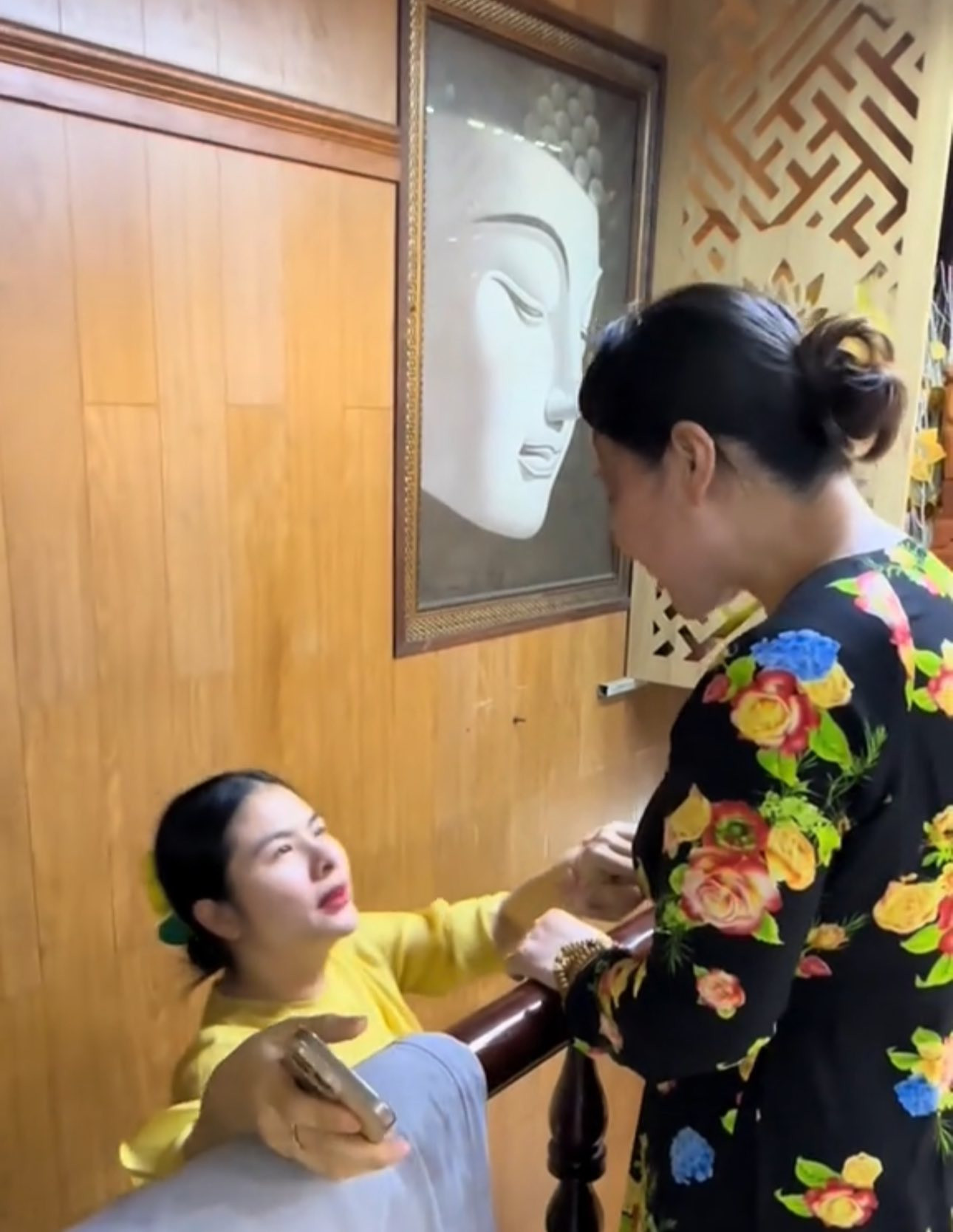 Xúc động hình ảnh Vân Trang bật khóc ôm vợ cố nghệ sĩ Quý Bình