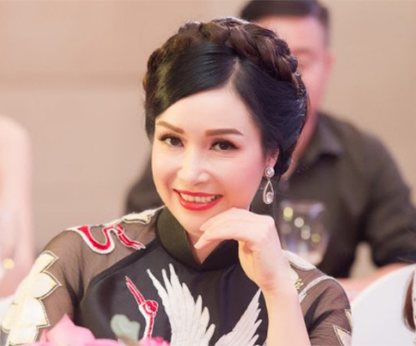 37 năm sau ngày đăng quang, nhan sắc Hoa hậu Bùi Bích Phương thay đổi ra sao? - Ảnh 6.