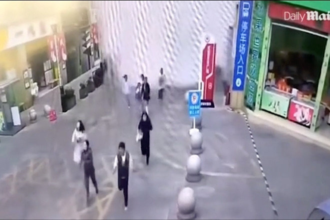 Bể bơi vô cực tràn nước như thác đổ, quét trôi hàng chục người ở Trung Quốc