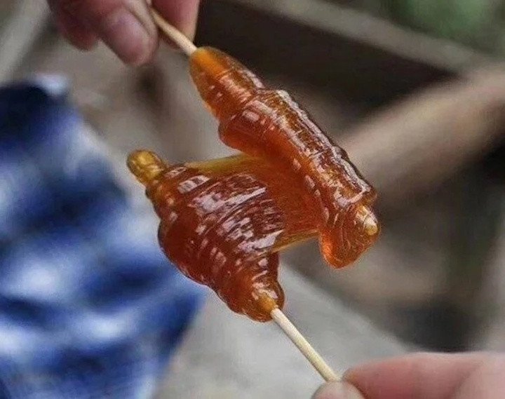 Kẹo mạch nha với que tre. (Ảnh minh họa: Xiachufang)