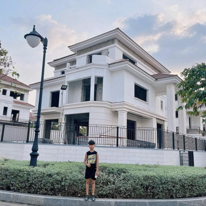 Chồng cũ đại gia của Lệ Quyên flex con trai với chiều cao khủng ở tuổi 14