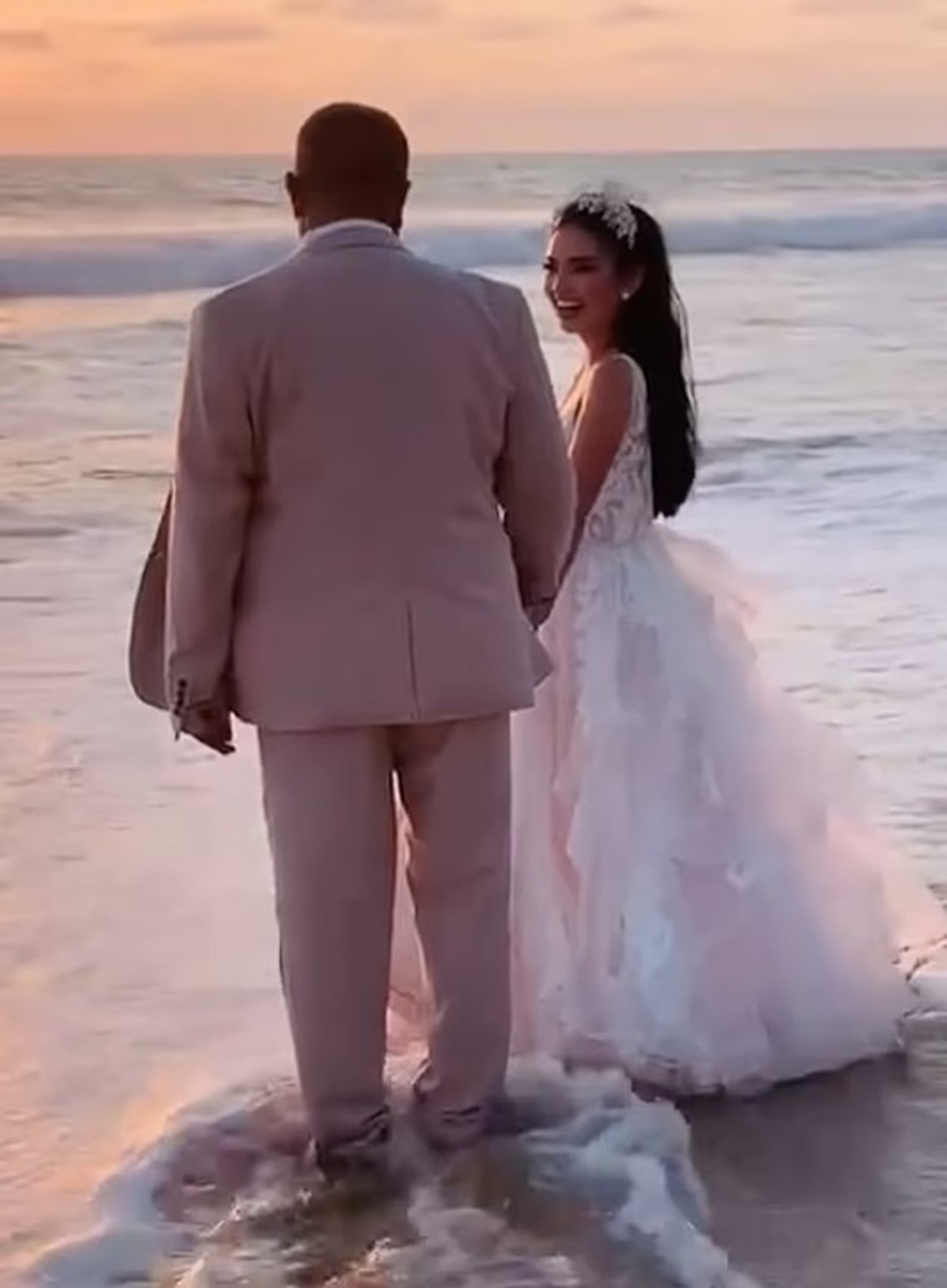 Cô gái 29 tuổi quyết lấy chồng 60 tuổi, biết danh tính chú rể cả nhà