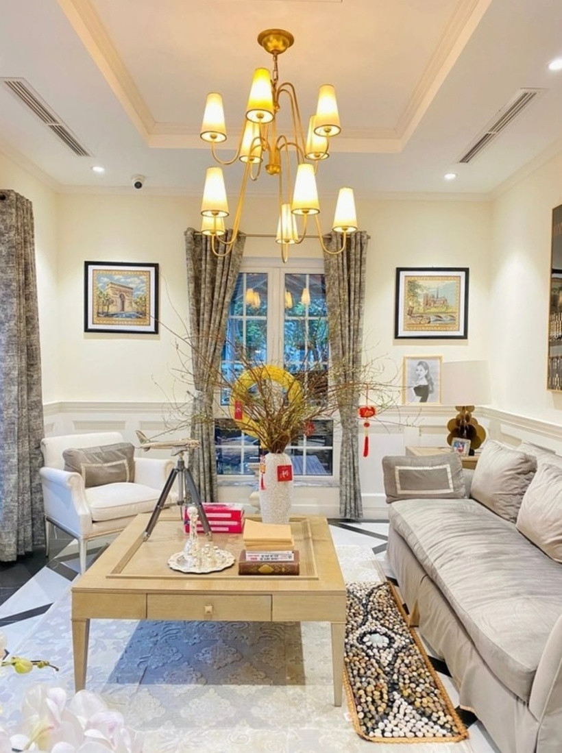 Phía trong biệt thự đặc trang bị nội thất cao cấp bằng gỗ và da, tông màu nâu, kem chủ đạo.