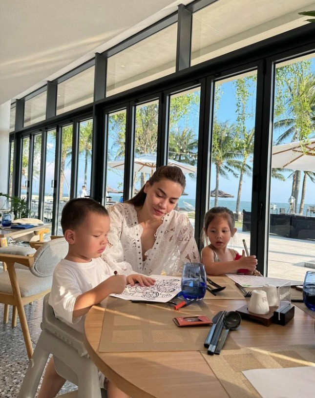 Con gái Hà Hồ mới 4 tuổi đã thành thạo bộ môn nhà giàu dáng dấp y chang hoa hậu