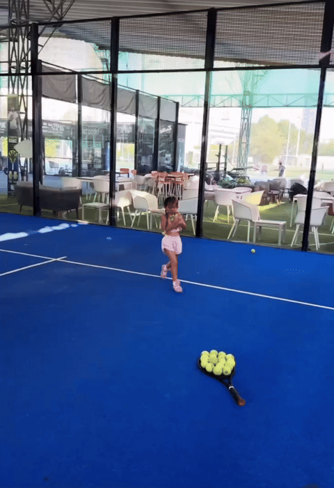 Con gái Hà Hồ mới 4 tuổi đã thành thạo bộ môn nhà giàu dáng dấp y chang hoa hậu