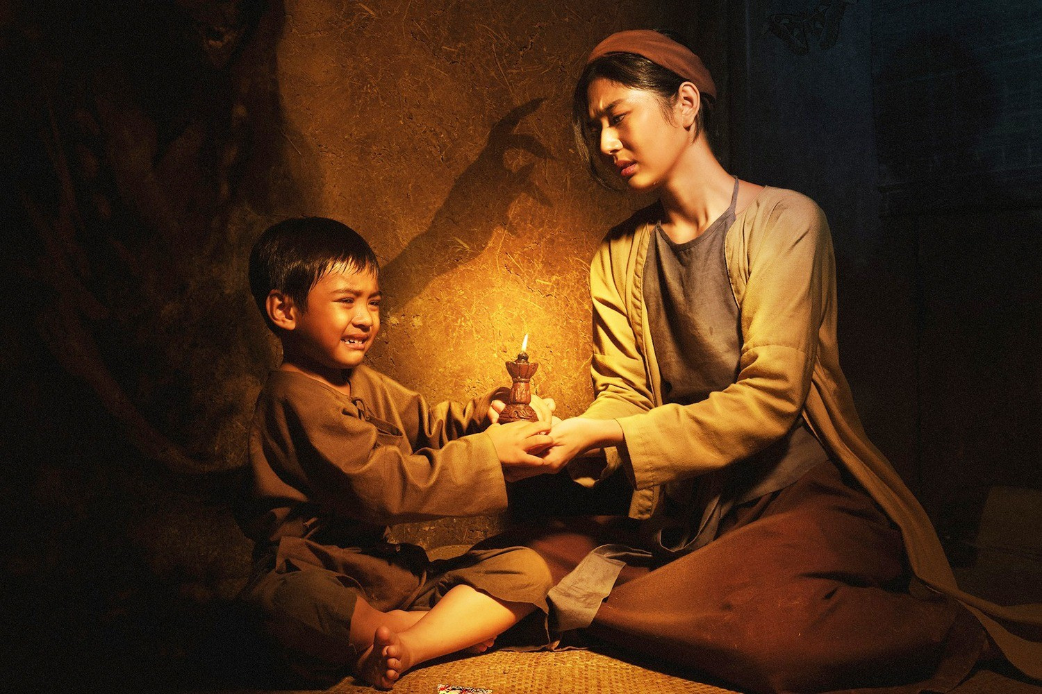 Đoàn phim dùng xe cứu thương chở NSƯT Đại Nghĩa, Bạch Công Khanh đến họp báo đang phải trả giá ảnh 5