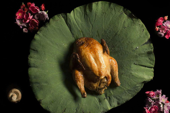 Gà “ăn mày” là món ăn được đưa vào thực đơn Hoàng cung, có xuất xứ từ Hàng Châu, Trung Quốc. (Ảnh: Đoan Trang)