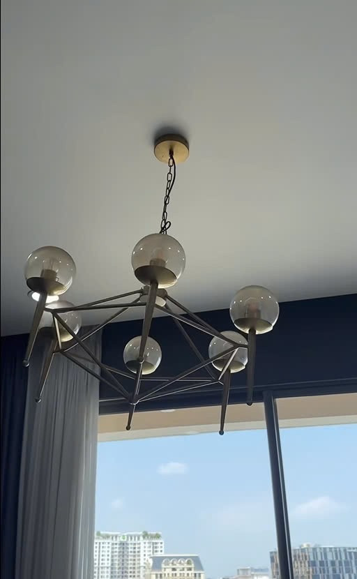 Nam ca sĩ Việt hoảng sợ khi gặp động đất ở Thái Lan tay cầm theo món đồ có ích không tưởng