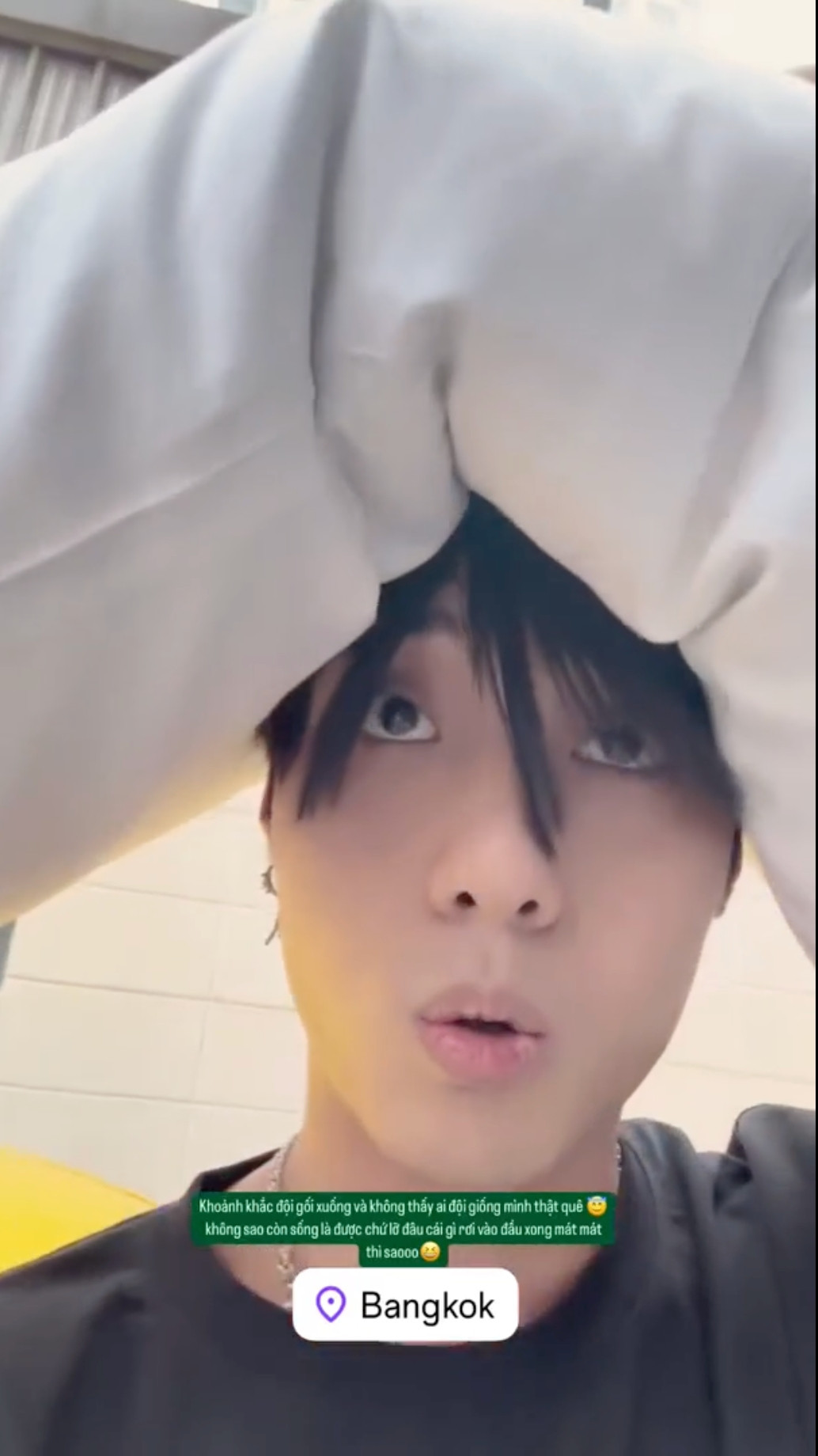 Nam ca sĩ Việt hoảng sợ khi gặp động đất ở Thái Lan tay cầm theo món đồ có ích không tưởng