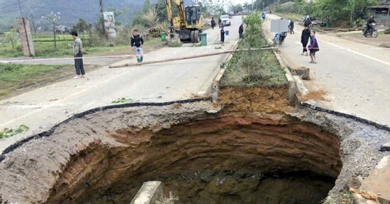 Xuất hiện 'hố tử thần' trên quốc lộ 3B sau tiếng động lớn