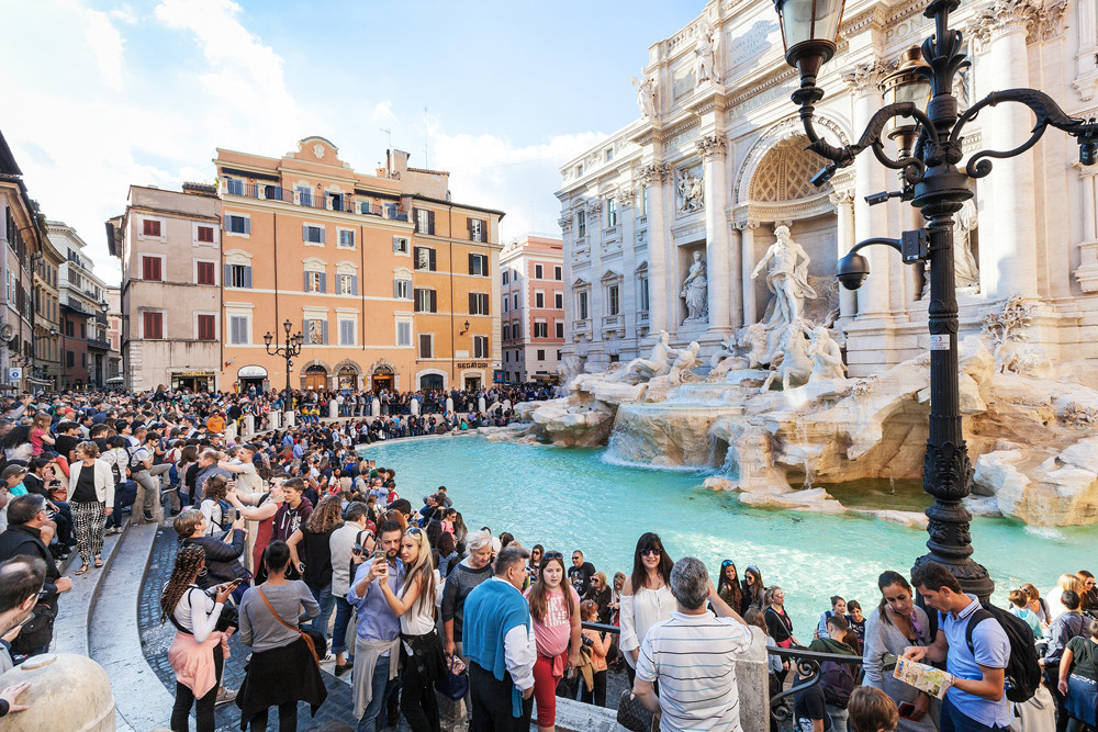 trevi fountain crowds 347.jpg