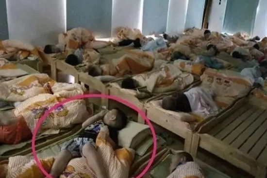 Gửi nhầm bức ảnh học sinh đang ngủ vào nhóm phụ huynh, cô giáo vội xóa nhưng vẫn bị phát hiện