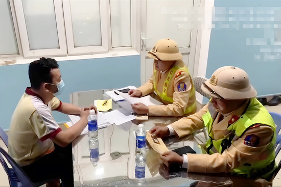 Không có bằng lái, tài xế xe khách chở 25 người ngược chiều cao tốc