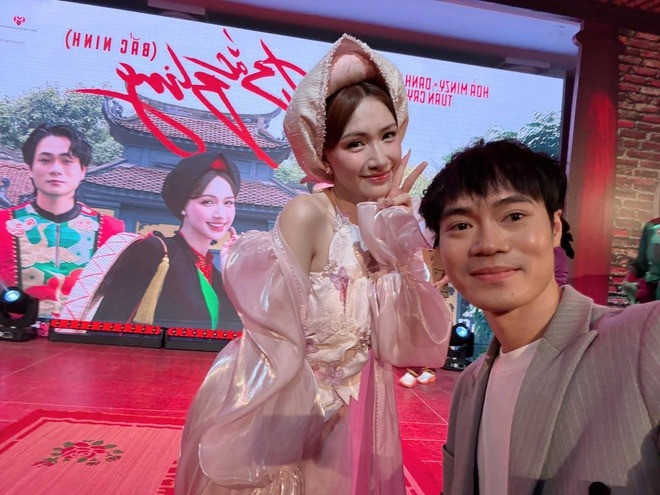 Mẹ Hòa Minzy phát ngôn dậy sóng MXH trước tin con gái hẹn hò Văn Toàn