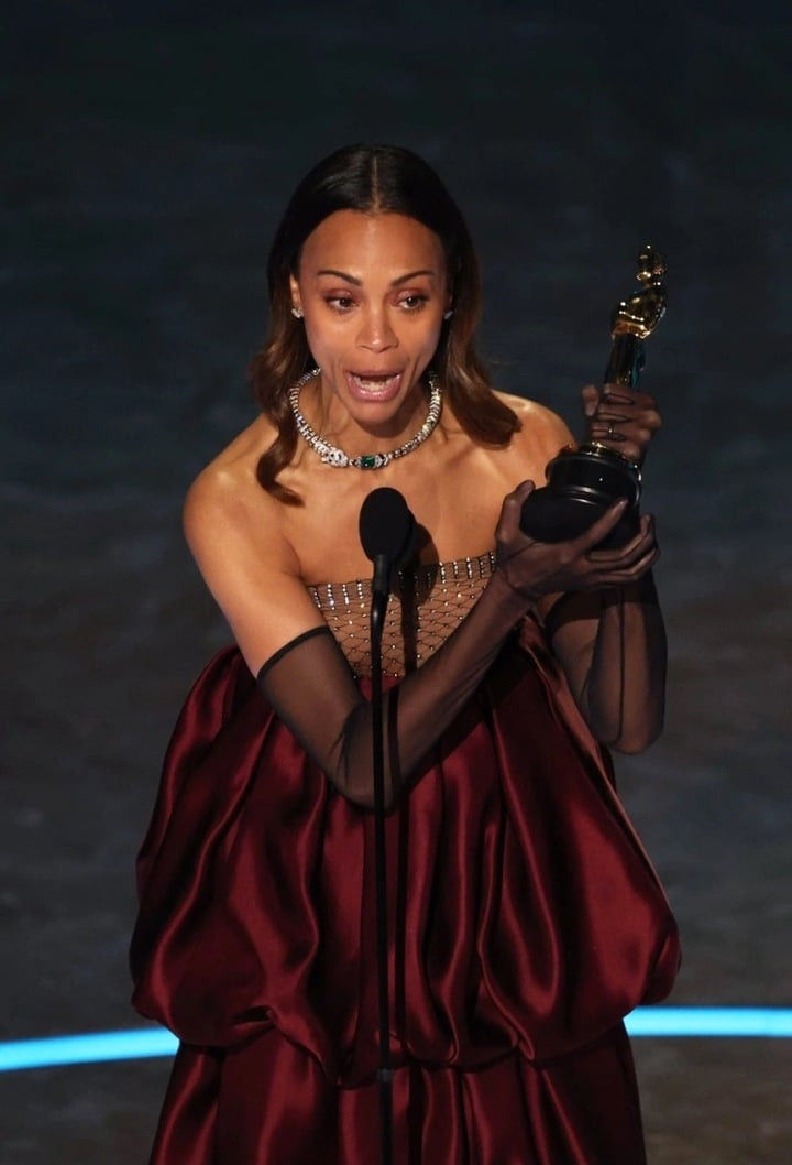 Zoe Saldaña xúc động khi thắng giải