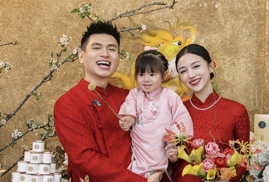 Salim và chồng thiếu gia làm đám hỏi, hai bà thông gia gây chú ý