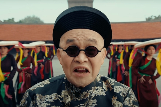 Xuân Hinh 'lắm chiêu'