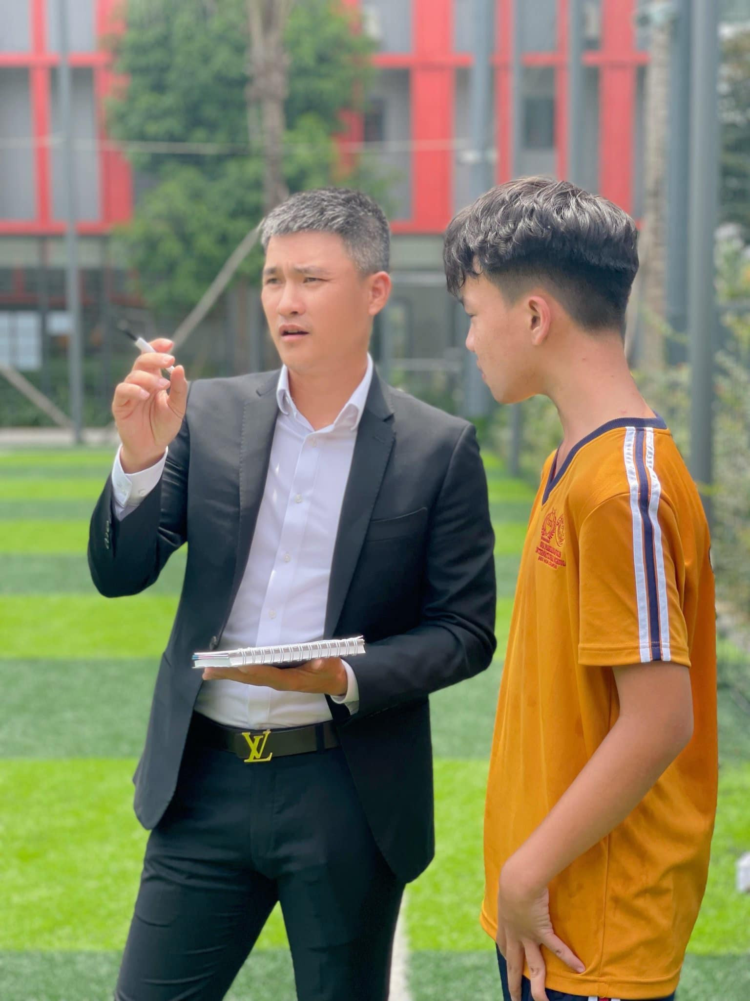 Cầu thủ quê Nghệ An từng đưa Việt Nam giành cúp AFF Cup 2008 giờ có cuộc sống ra sao bên vợ ca sĩ?- Ảnh 3.