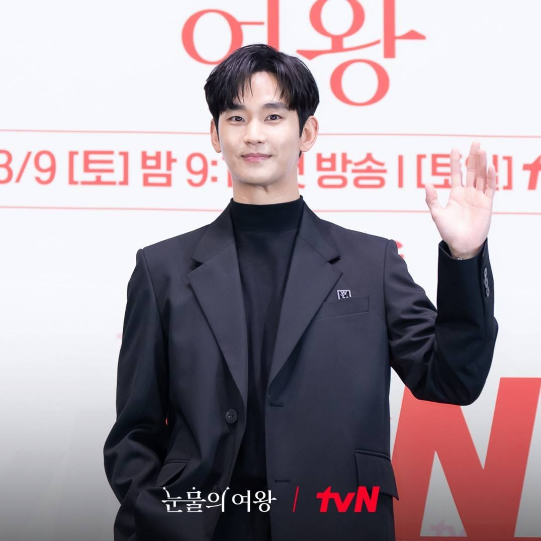 Kim Soo Hyun xuất hiện trước công chúng