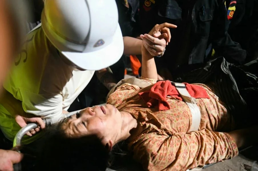 nguoi phu nu song sot ky dieu sau hon 30 gio mac ket do dong dat o myanmar hinh anh 1