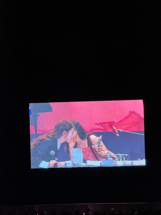 Bức ảnh chụp chung Jisoo (BlackPink) của Á hậu Phương Nga ảnh 8