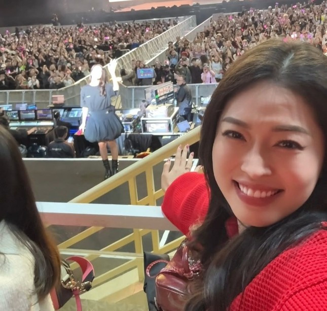 Bức ảnh chụp chung Jisoo (BlackPink) của Á hậu Phương Nga ảnh 3