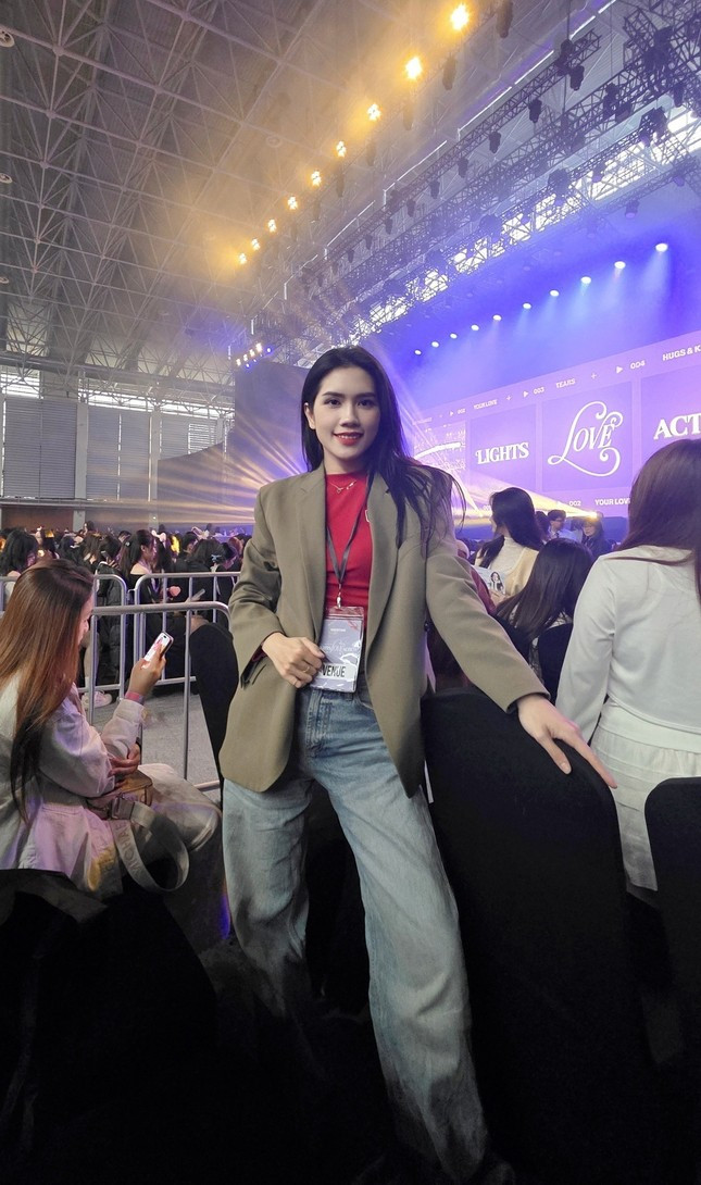 Bức ảnh chụp chung Jisoo (BlackPink) của Á hậu Phương Nga ảnh 5