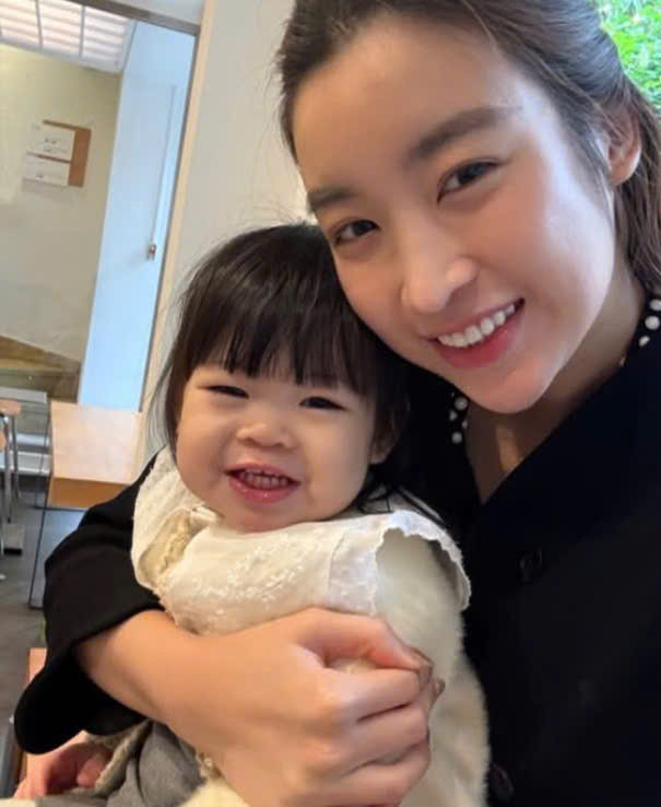 Đỗ Mỹ Linh xả vai hoa hậu gây chú ý với hình ảnh mặt mộc ra đường